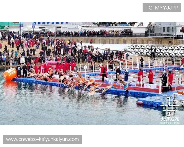 大连冬泳赛成老中青三代同台舞台，花甲选手展现矫健身姿